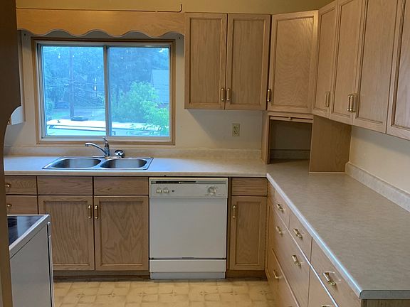 5th image of 10073 93rd St NW