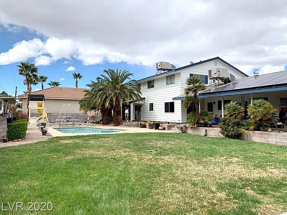 2nd image of 221 E Country Club Dr