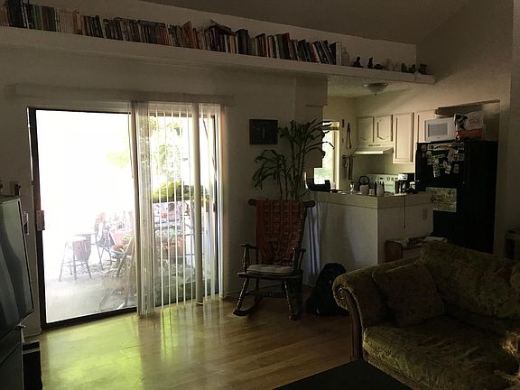 Living room (angle 3)