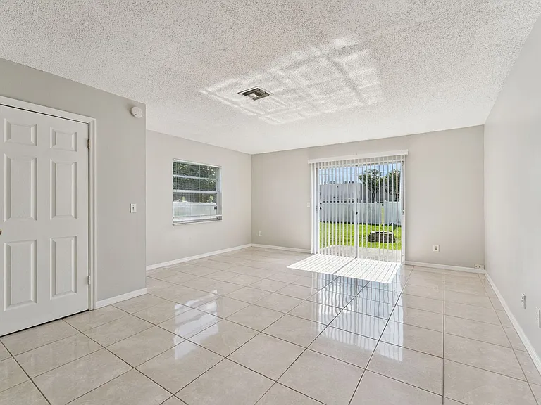535 Verbena Ct — Photo 3