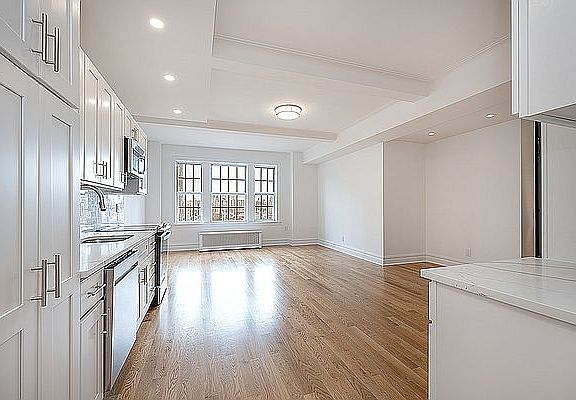 3rd image of 124 W 79th St #10F