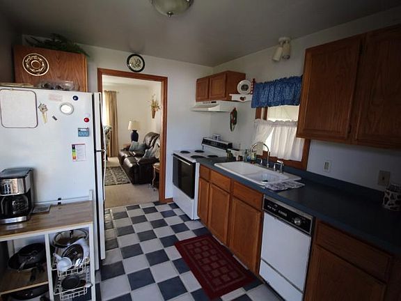 4th image of 210 Hall St