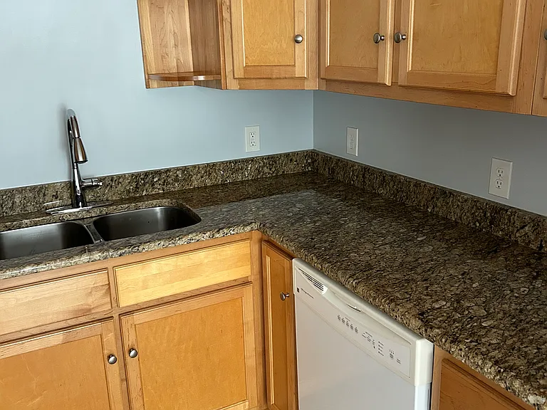 432 Howe St — Photo 13