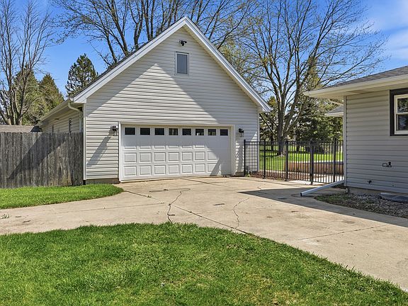 3rd image of 1818 Brickville Rd