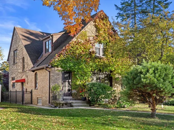 4816 North Bartlett AVENUE, Whitefish Bay, WI 53217