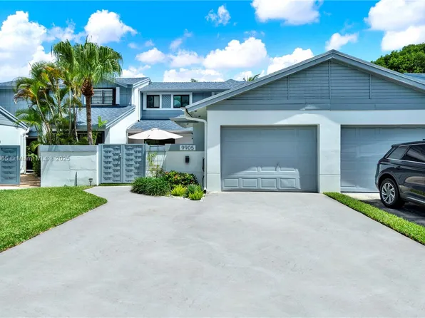 9905 NW 52nd Ln, Doral, FL 33178