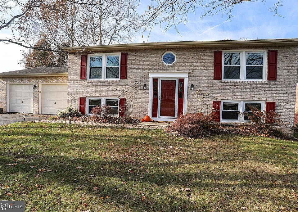 1st image of 14 Dartmouth Dr