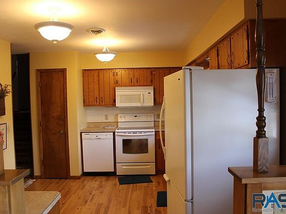 2nd image of 602 Central Ln