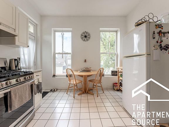 3rd image of 2958 N Hoyne Ave