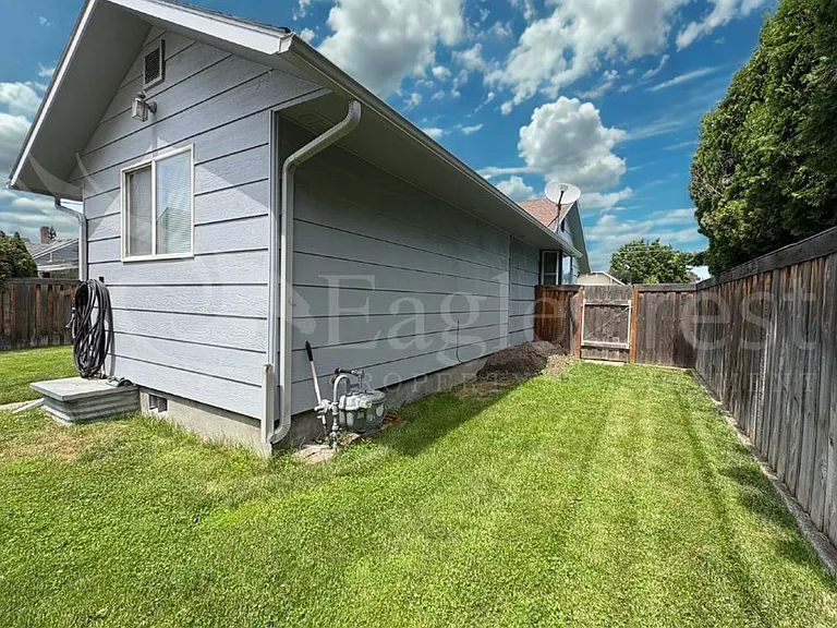 542 E Chestnut St — Photo 4