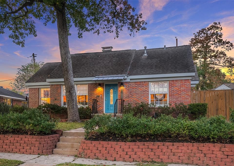Classic home with great curb appeal in Idylwood, the premier East End neighborhood. Idylwood is listed on National Registry of Historic homes. 2/2 Bungalow on oversized lot has electric driveway gate leading to 2 car garage with approx 320 sq/ft (Buy