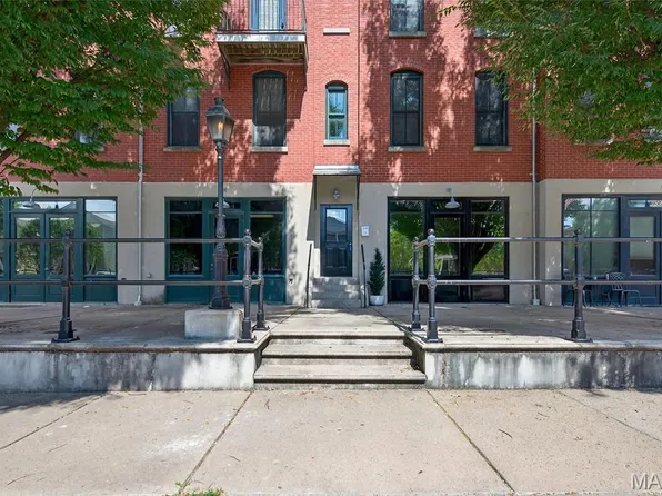 3206 Rue Royale St, Saint Charles, MO 63301