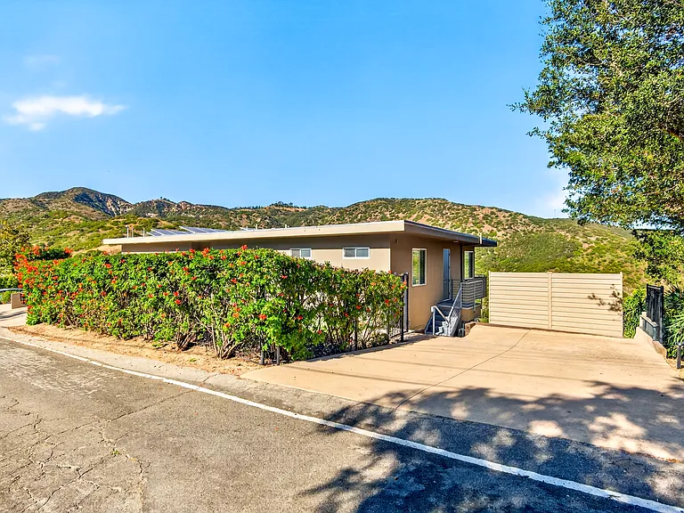 4302 Ocean View Dr — Photo 6
