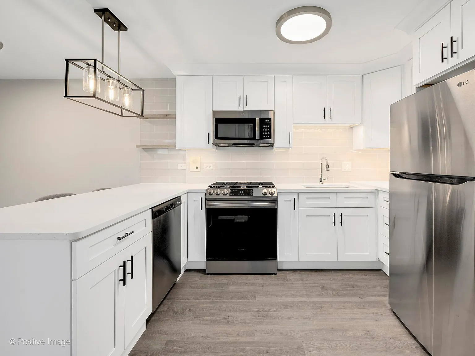 Modern, Tranquil, High-End Apartment in Downtown Downers Grove — Photo 2