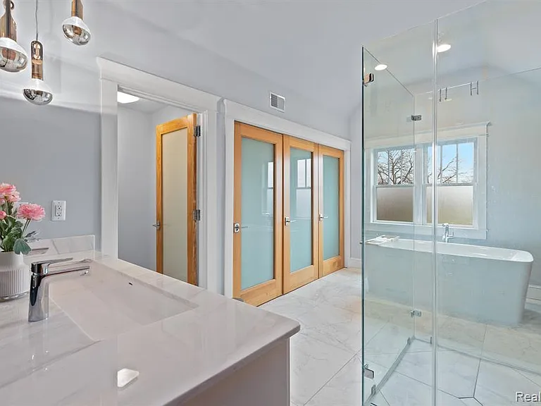 370 E Grand Blvd — Photo 25