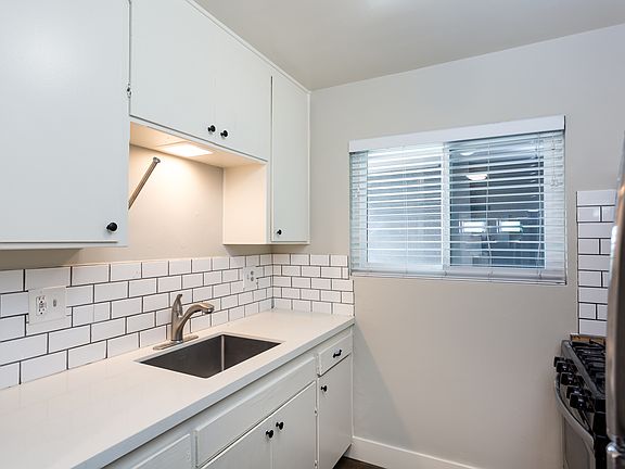 5th image of 326 E Division St #326