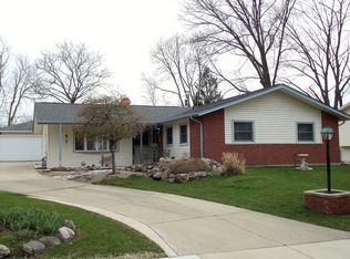 645 Edgemont Ln, Hoffman Estates, IL 60169