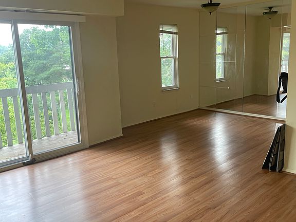 3rd image of 32005 W Twelve Mile Rd Unit 310