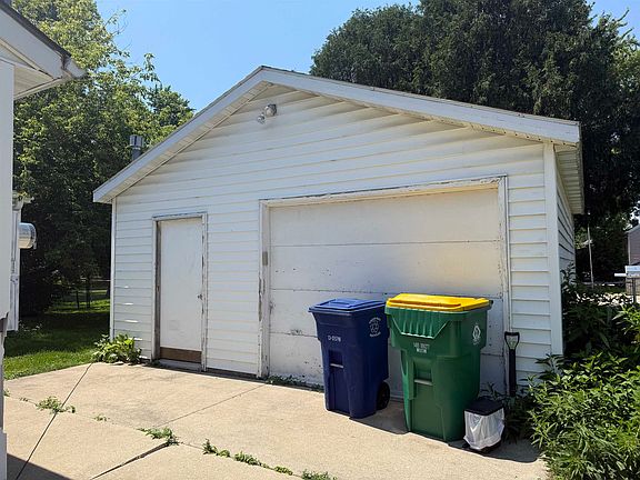 3rd image of 429 Wilson Ave