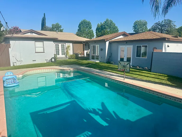 8958 N Swinton Ave — Photo 11