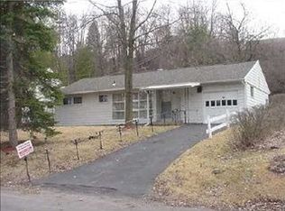 208 Locksley Rd, Syracuse, NY 13224