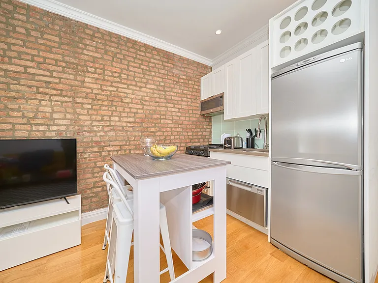 321 E 78th St #2D — Photo 2