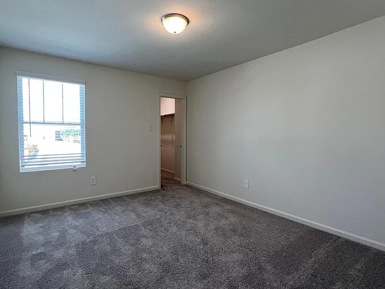 702 Camden Dr — Photo 17