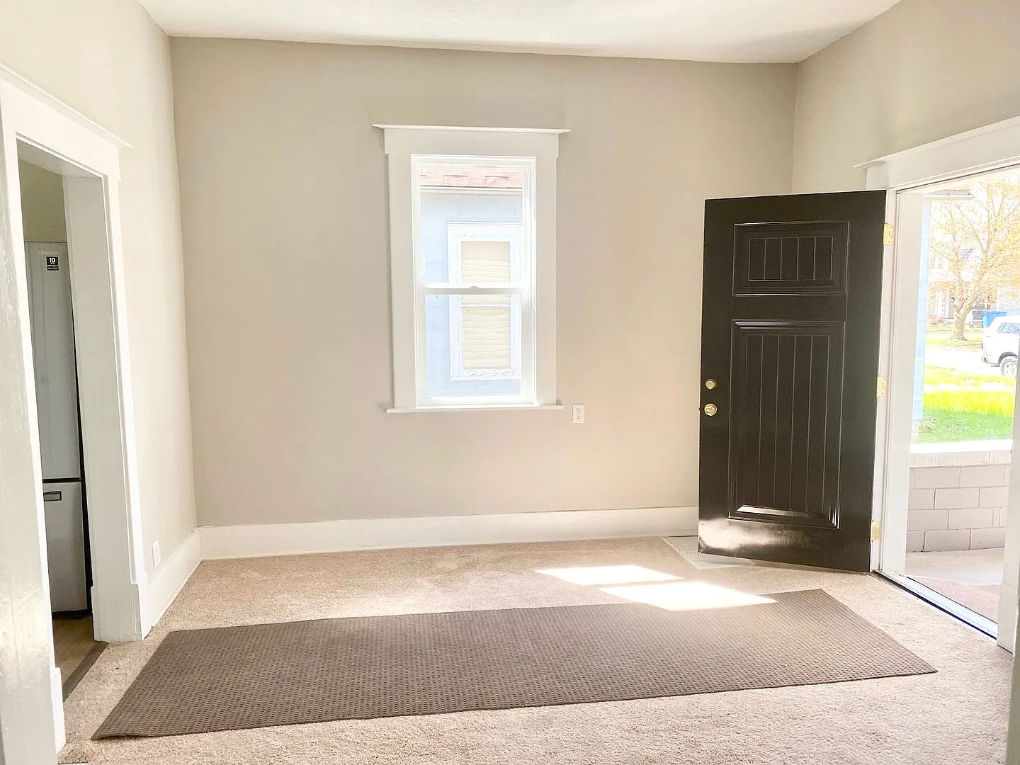 Beautifully Updated North-Side Home 3 Bedrooms, Large Yard & More! — Photo 4