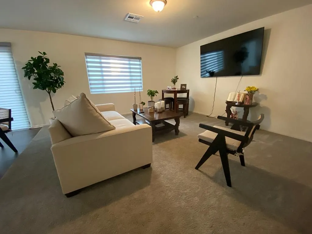 3 bed, 2.5 bath, 1716 sqft, $2,650 — Photo 2