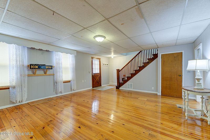 4th image of 54 Bank Street