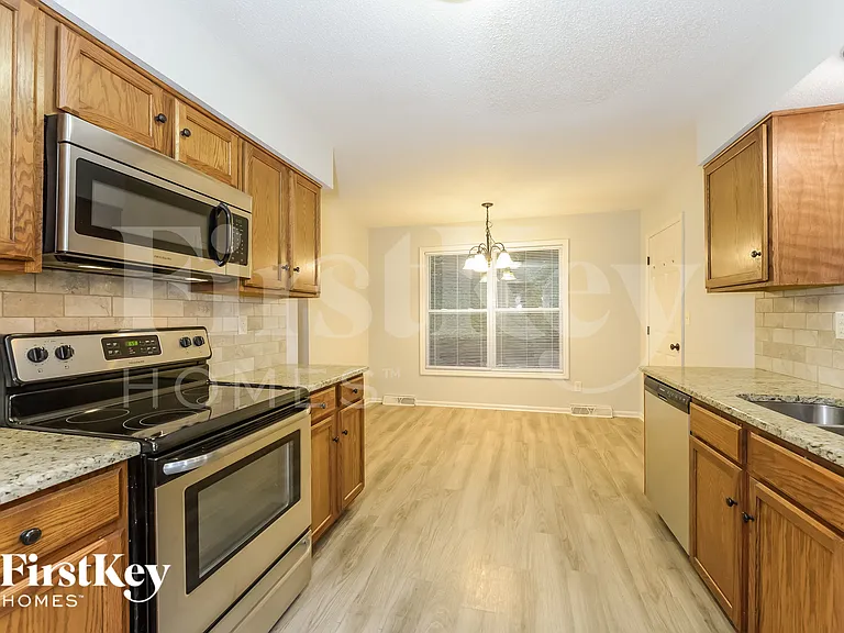 5905 NW Whispering Oaks Ln — Photo 7