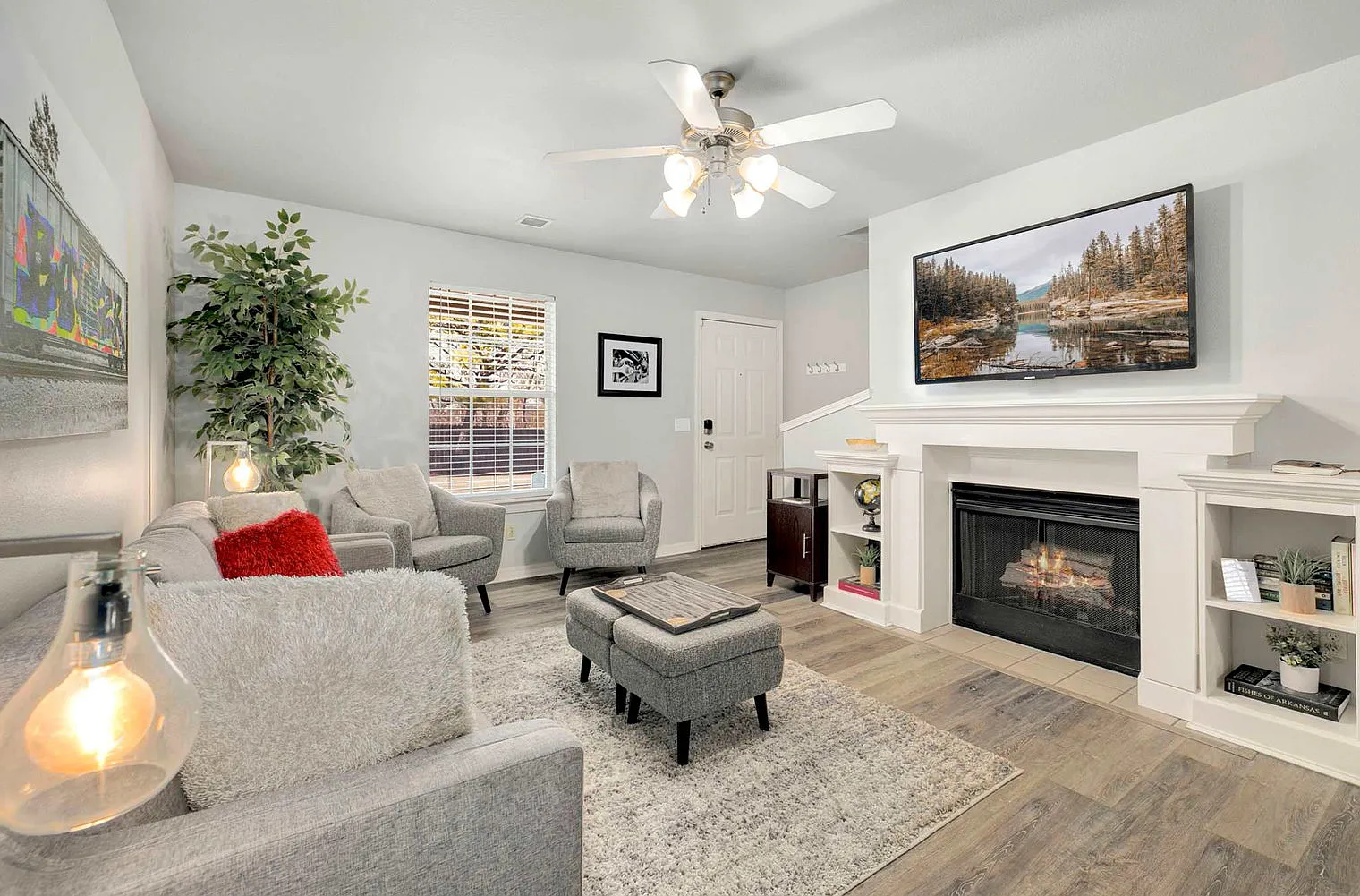 2 bed, 1.0 bath, 904 sqft, $3,302 — Photo 2