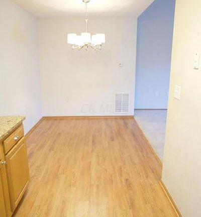 4th image of 10 Ellington Commons Ln