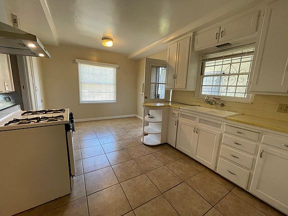4th image of 215 W 14th St