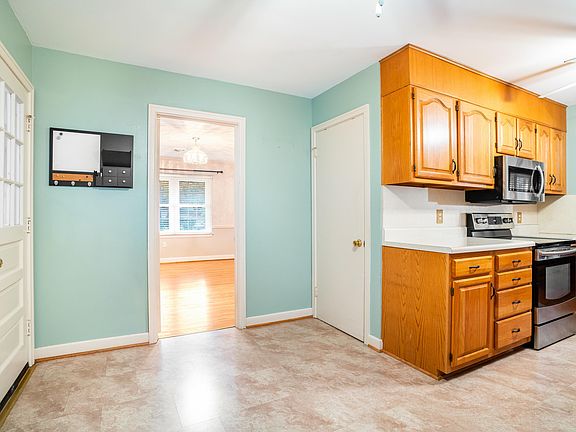 3rd image of 2529 Winifred Dr SW