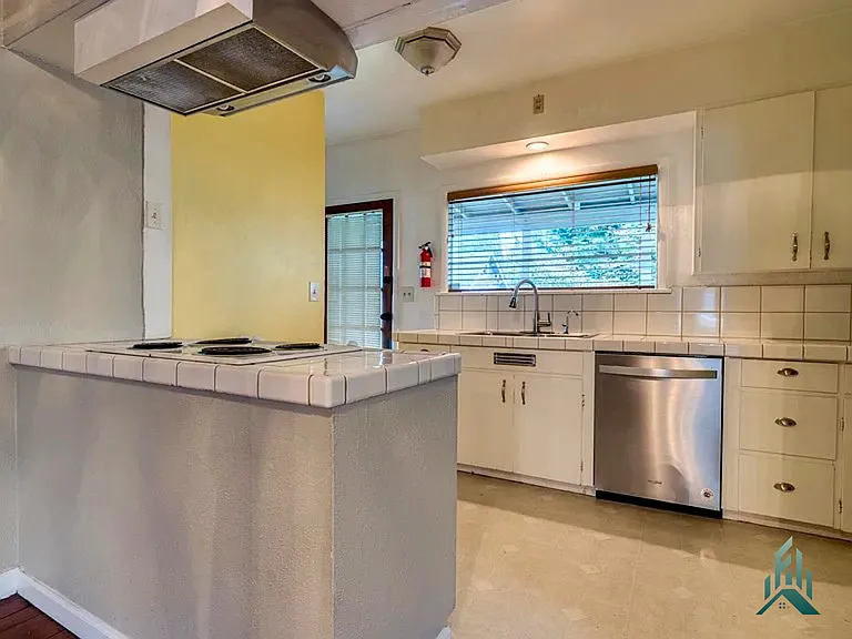 421 NW 8th St — Photo 7