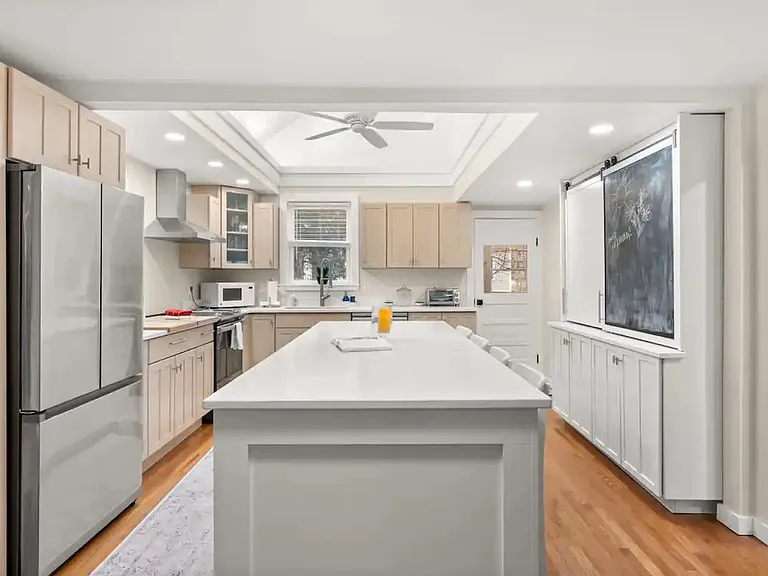 29 Versailles Ave — Photo 14
