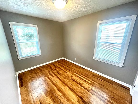 4th image of 8032 Park Dr
