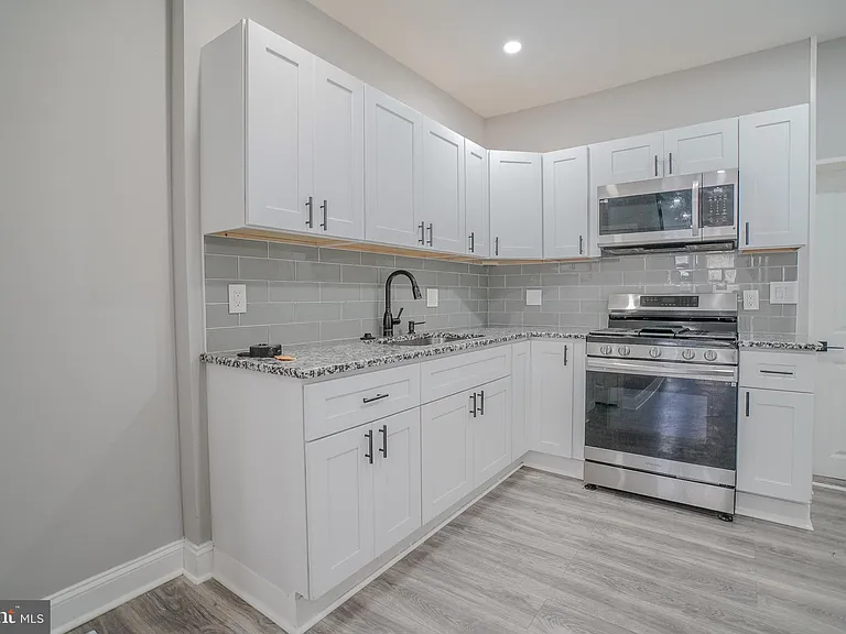 1535 W Seltzer St — Photo 16