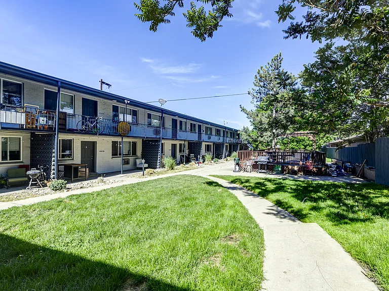 Clay Street Apartments — Photo 17