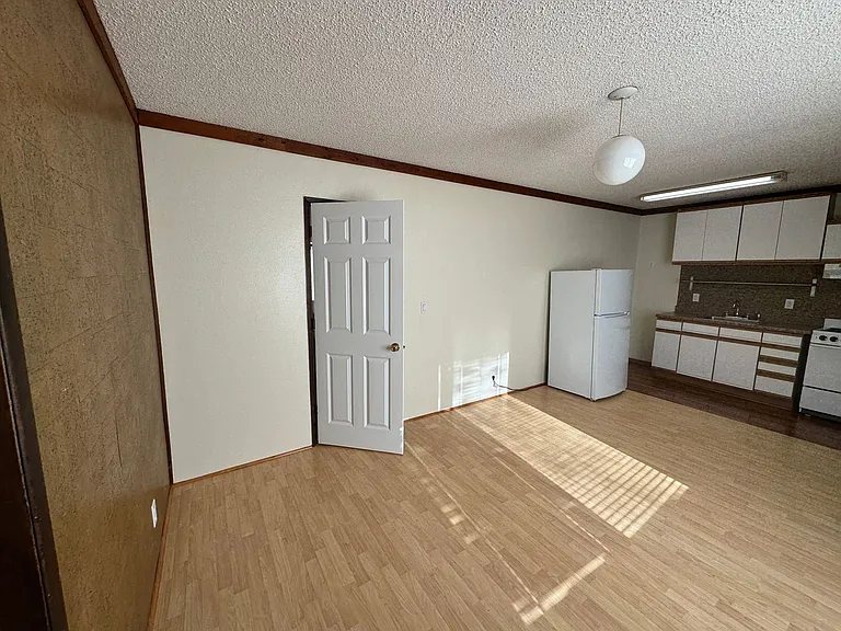 164 NE Douglas St — Photo 15