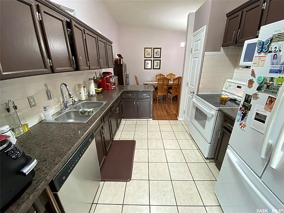 3rd image of UNIT 2-544 Circlebrooke DRIVE