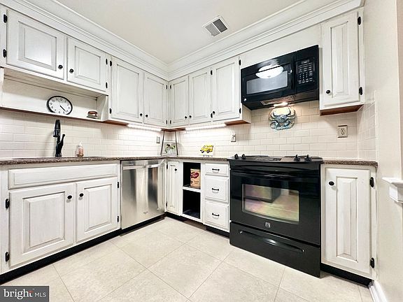4th image of 117 E Dover St Unit 101