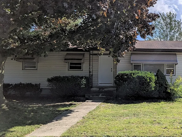 1692 Roberts St — Photo 1