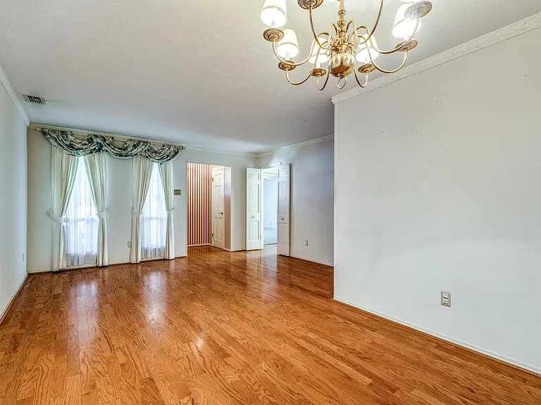8355 Lullwater Dr — Photo 3