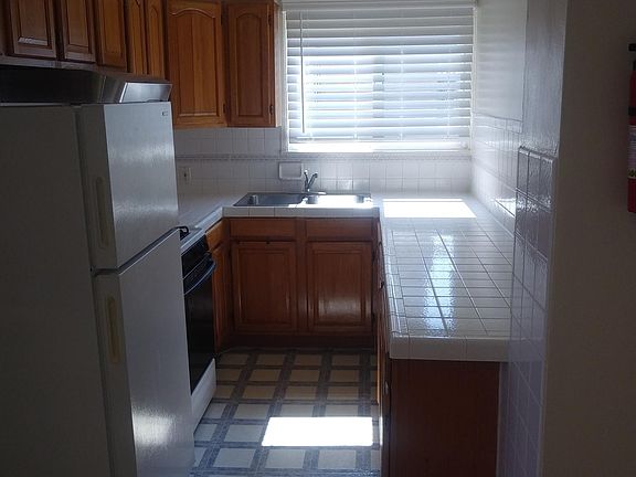 2nd image of 140 El Camino Real APT 3