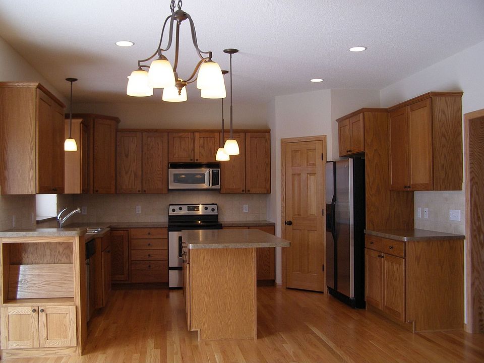 All Whirlpool Stainless Steel Appliances, Walk in Pantry, Center Island, Oak Hardwood Floors!