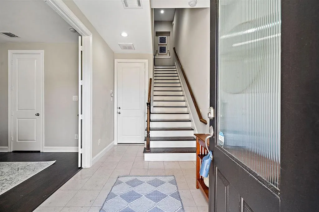 3 bed, 3.5 bath, 2156 sqft, $3,100 — Photo 4