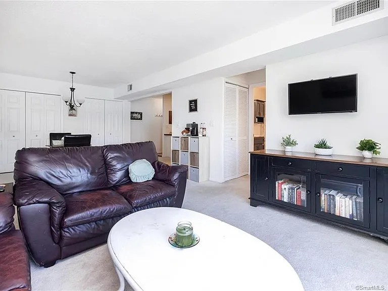 Twin Circle Dr — Photo 10