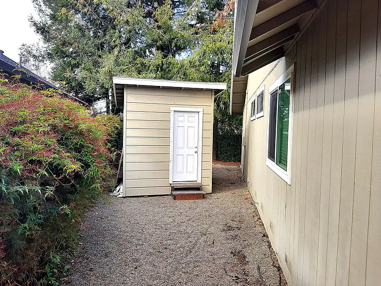 423 Wilson Ln — Photo 14